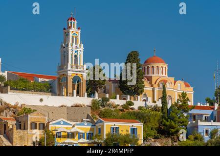 Blick auf die Verkündigungskirche mit Blick auf die Stadt Symi, die Insel Symi, Dodekanes, griechische Inseln, Griechenland, Europa Stockfoto