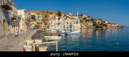 Blick auf die Verkündigungskirche mit Blick auf die Stadt Symi, die Insel Symi, Dodekanes, griechische Inseln, Griechenland, Europa Stockfoto