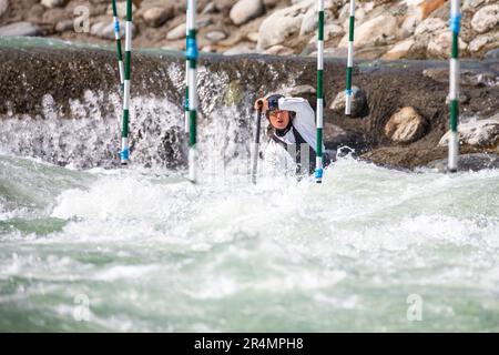 Olympische Kajakzüge im Rutherford Whitewater Park. Stockfoto