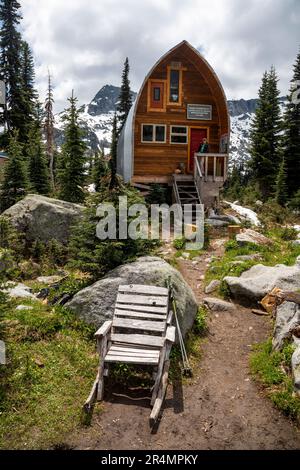 Die ganze Länge der Frauen, die in der Berghütte in British Columbia rumhängen Stockfoto