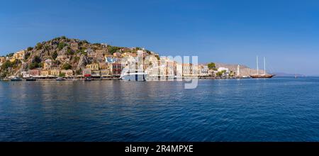 Blick auf die Verkündigungskirche mit Blick auf die Stadt Symi, die Insel Symi, Dodekanes, griechische Inseln, Griechenland, Europa Stockfoto