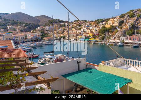 Blick auf den Hafen von der erhöhten Lage in Symi Stadt, Symi Insel, Dodekanese, Griechische Inseln, Griechenland, Europa Stockfoto