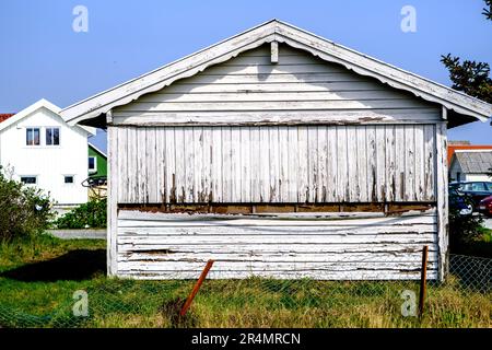 Olberg; Olbergstranden; Raege; Norwegen; Mai 20 2023; Traditionelle verwitterte Strandhütte gegen einen blauen Himmel ohne Leute Stockfoto