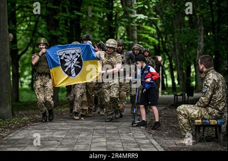 REGION ZAPORIZHZHIA, UKRAINE - 28. MAI 2023 - das Militär der 128. Bergangriffsbrigade schließt sich der 30. Chestnut Run, Zaporizhzhia Re Stockfoto