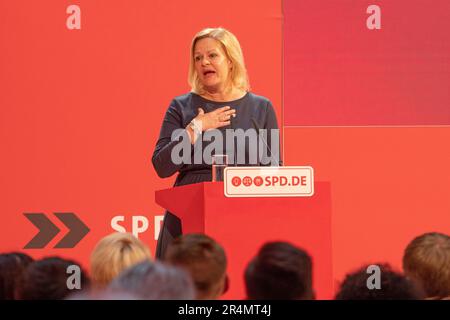 Nancy Faeser spricht auf der 160-jährigen Feier der Existenz des EPD am 23.05.2023 im Parteihauptquartier in Berlin. Stockfoto