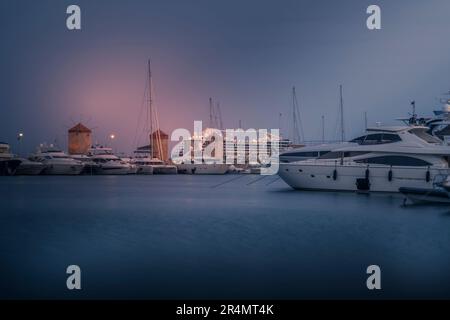 Blick auf die Windmühlen von Rhodos im Hafen von Mandraki in der Abenddämmerung, Altstadt von Rhodos, Rhodos, Dodekanesische Inseln, griechische Inseln, Griechenland, Europa Stockfoto