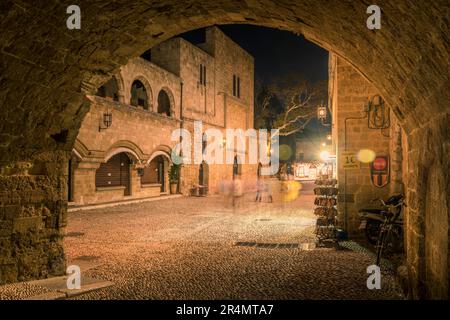 Ansicht von PL. Mouson bei Nacht, Altstadt von Rhodos, UNESCO-Weltkulturerbe, Rhodos, Dodekanes, griechische Inseln, Griechenland, Europa Stockfoto