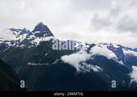 Die Kaukasusberge. Berggipfel im Sommer Stockfoto