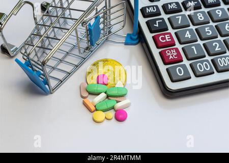 Arzneimittel im Minimarkt-Trolley mit Kryptowährungsmünzen und Taschenrechner. Zukünftiges Kryptowährungszahlungskonzept. Stockfoto