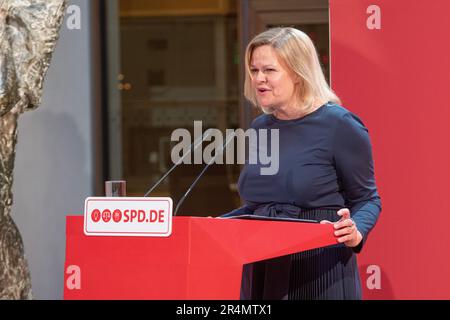 Nancy Faeser spricht auf der 160-jährigen Feier der Existenz des EPD am 23.05.2023 im Parteihauptquartier in Berlin. Stockfoto