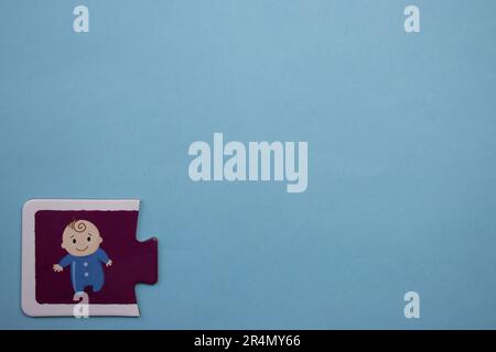 Puzzles auf blauem Hintergrund platzieren. Fröhliches Baby. Stockfoto