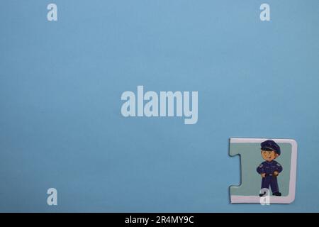 Puzzles auf dem blauen Hintergrund platzieren. Polizei Stockfoto