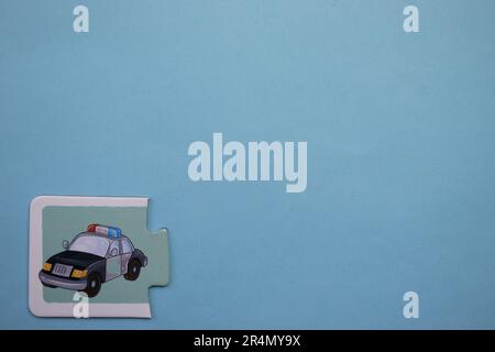 Puzzles auf dem blauen Hintergrund platzieren. Polizeiauto Stockfoto