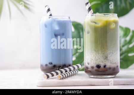 Milchblasentee mit Tapiokapperlen und Honig Stockfoto