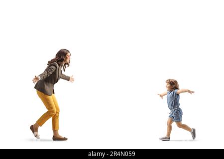 Ein Mädchen, das Arme ausstreckt und auf eine junge Frau zuläuft, isoliert auf weißem Hintergrund Stockfoto