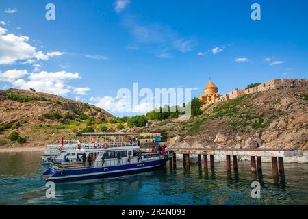 Van - Türkei, 21. Mai 2023, Akdamar Insel in Van Lake. Die armenische Kirche des Heiligen Kreuzes - Akdamar - Ahtamara - Türkei Stockfoto