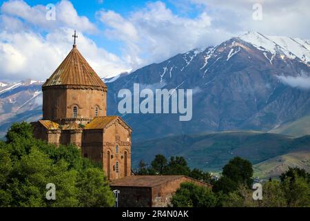 Akdamar-Insel in Van Lake. Die armenische Kirche des Heiligen Kreuzes - Akdamar - Ahtamara - Türkei Stockfoto