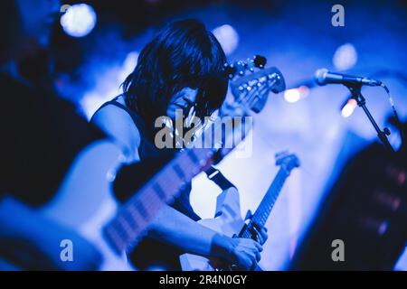 Kopenhagen, Dänemark. 11., Mai 2023. Die amerikanische Black-Metal-Band Liturgy spielt während des Mini-Festivals, Eines kolossalen Wochenendes 2023 in Kopenhagen, ein Live-Konzert. Hier wird die Sängerin und Gitarrist Haela Hunt-Hendrix live auf der Bühne gesehen. (Foto: Gonzales Photo - Peter Troest). Stockfoto