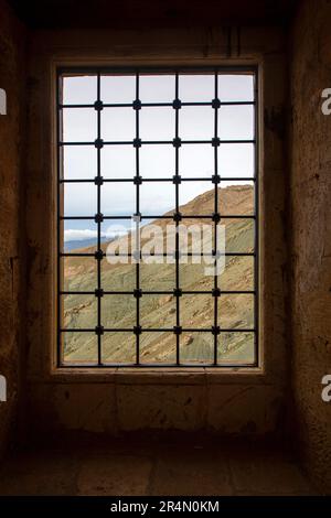 Ein Blick auf die Stadt Dogubeyazit, gesehen durch das Balkenfenster des Ishak Pasha Palastes, im Stadtteil Doğubeyazıt der Stadt Ağrı in der östlichen Türkei. Stockfoto