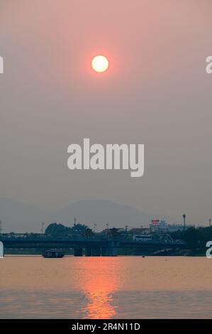 Der Sonnenuntergang über dem Parfüm River an einem milden Abend in Hue, Vietnam. Stockfoto