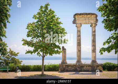 Überreste römischer Säulen in Nyon, Schweiz Stockfoto