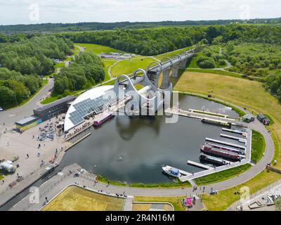 Luftaufnahme von der Drohne des Falkirk Wheel, drehender Bootslift auf Forth und Clyde und Union Canals in Falkirk, Schottland, Großbritannien Stockfoto