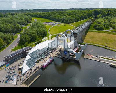 Luftaufnahme von der Drohne des Falkirk Wheel, drehender Bootslift auf Forth und Clyde und Union Canals in Falkirk, Schottland, Großbritannien Stockfoto