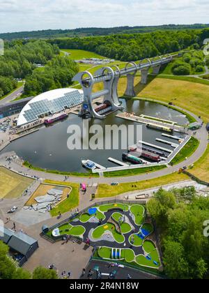 Luftaufnahme von der Drohne des Falkirk Wheel, drehender Bootslift auf Forth und Clyde und Union Canals in Falkirk, Schottland, Großbritannien Stockfoto