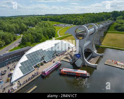 Luftaufnahme von der Drohne des Falkirk Wheel, drehender Bootslift auf Forth und Clyde und Union Canals in Falkirk, Schottland, Großbritannien Stockfoto