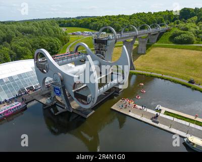 Luftaufnahme von der Drohne des Falkirk Wheel, drehender Bootslift auf Forth und Clyde und Union Canals in Falkirk, Schottland, Großbritannien Stockfoto