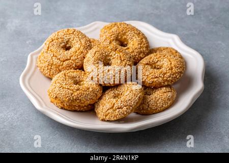 Ramadan Sweets Hintergrund. Kekse des islamischen Festes El Fitr. Ägyptische Kekse „Kahk El Eid“ türkischer Name; Kahke oder Kandil simidi Stockfoto