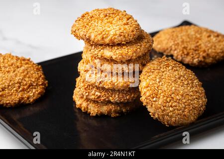 Ramadan Sweets Hintergrund. Kekse des islamischen Festes El Fitr. Ägyptische Kekse „Kahk El Eid“ türkischer Name; Kahke oder Kandil simidi Stockfoto