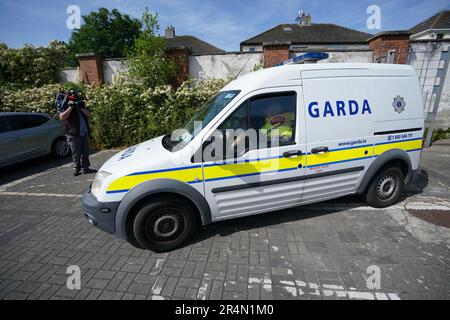 Allgemeiner Überblick über Einen Garda-Van, der das Tallaght Bezirksgericht in Dublin verlässt, wo Darren Kane wegen Besitz einer Rohrbombe, Besitz einer funkgesteuerten Rohrbombe angeklagt wurde, Und Besitz einer realistischen, imitierten Feuerwaffe nach der Entdeckung von zwei Rohrbomben, die in einer Tasche gefunden wurden, die zur Tallaght Garda Station gebracht wurde. Foto: Montag, 29. Mai 2023. Stockfoto