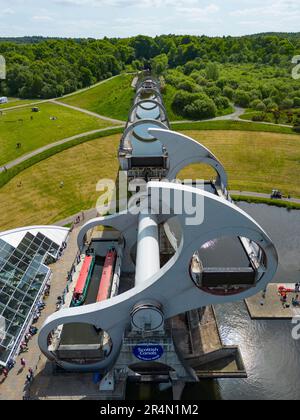 Luftaufnahme von der Drohne des Falkirk Wheel, drehender Bootslift auf Forth und Clyde und Union Canals in Falkirk, Schottland, Großbritannien Stockfoto