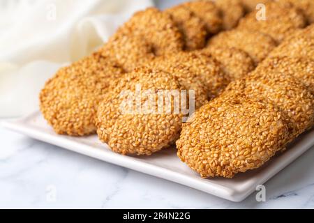 Ramadan Sweets Hintergrund. Kekse des islamischen Festes El Fitr. Ägyptische Kekse 'Kahk El Eid' türkischer Name; Kahke Stockfoto
