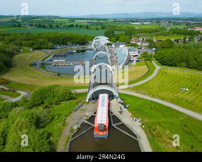 Luftaufnahme von der Drohne des Falkirk Wheel, drehender Bootslift auf Forth und Clyde und Union Canals in Falkirk, Schottland, Großbritannien Stockfoto