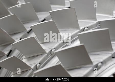 Horizontale Nahaufnahme des abstrakten Hintergrunds von Turbinenschaufeln, Flugzeugen oder Energetics Industrial Stockfoto