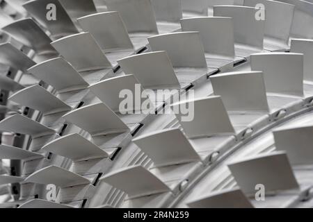 Horizontale Nahaufnahme des abstrakten Hintergrunds von Turbinenschaufeln, Flugzeugen oder Energetics Industrial Stockfoto