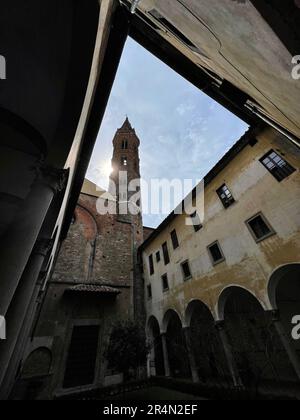 Florenz, Italien - 6. APR 2022: Abtei Badia Fiorentina und Kirche, in der sich nun die Klostergemeinden Jerusalems in der Via del Proconsolo befinden, Stockfoto