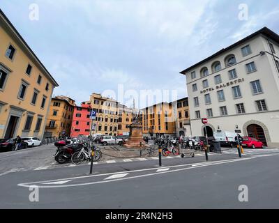 Florenz, Italien - 6. April 2022: Das Denkmal der Piazza Mentana ist eine Bronzestatue aus dem frühen 20. Jahrhundert auf dem Mentana-Platz von Florenz, Stockfoto