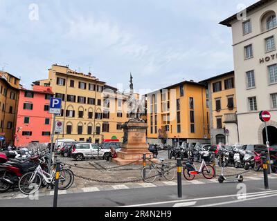 Florenz, Italien - 6. April 2022: Das Denkmal der Piazza Mentana ist eine Bronzestatue aus dem frühen 20. Jahrhundert auf dem Mentana-Platz von Florenz, Stockfoto