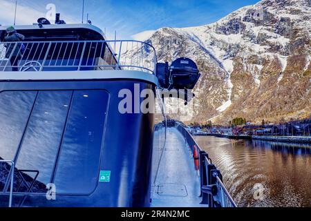 Bootstour von Flam nach Gudvangen Fjord mit der Fähre in Norwegen - Fahrt mit der Fähre auf dem Aurlandsfjord von Flam umgeben von schneebedeckten Bergen Stockfoto