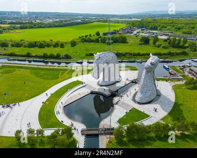 Luftaufnahme der Kelpies-Pferdeskulpturen im Helix Park in Falkirk, Schottland, Großbritannien Stockfoto