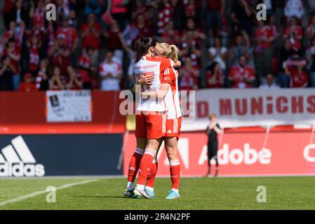 München, Deutschland. 28. Mai 2023. München, Deutschland, Mai 28. 2023: Lea Schueller (11 FC Bayern München) und Klara Buehl (17 FC Bayern München) während des Spiels der Flyeralarm Frauen Bundesliga zwischen dem FC Bayern München und Turbine Potsdam am FC Bayern Campus München. (Sven Beyrich/SPP) Kredit: SPP Sport Press Photo. Alamy Live News Stockfoto