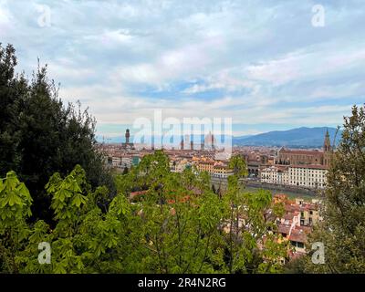 Florenz, Italien - 6. April 2022: Panoramablick auf Florenz von den Rosengärten, Giardini delle Rose, Toskana, Italien Stockfoto