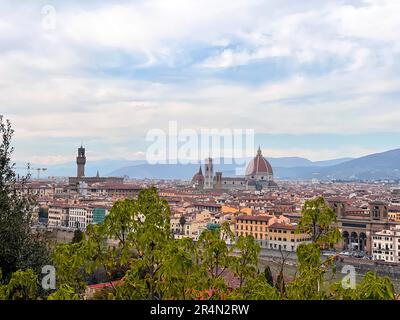 Florenz, Italien - 6. April 2022: Panoramablick auf Florenz von den Rosengärten, Giardini delle Rose, Toskana, Italien Stockfoto