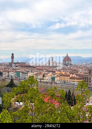 Florenz, Italien - 6. April 2022: Panoramablick auf Florenz von den Rosengärten, Giardini delle Rose, Toskana, Italien Stockfoto