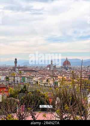 Florenz, Italien - 6. April 2022: Panoramablick auf Florenz von den Rosengärten, Giardini delle Rose, Toskana, Italien Stockfoto