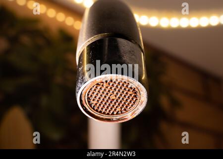 Der Diffusor im Wasserhahn ist verstopft und korrodiert. Alte Sanitäranlagen im Haus Stockfoto