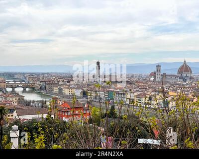 Florenz, Italien - 6. April 2022: Panoramablick auf Florenz von den Rosengärten, Giardini delle Rose, Toskana, Italien Stockfoto